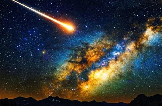 Asteroid mit leuchtender Spur vor der Milchstraße