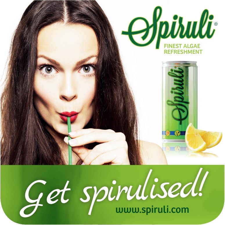 Get spirulised – Frau genießt SPIRULI mit Strohhalm