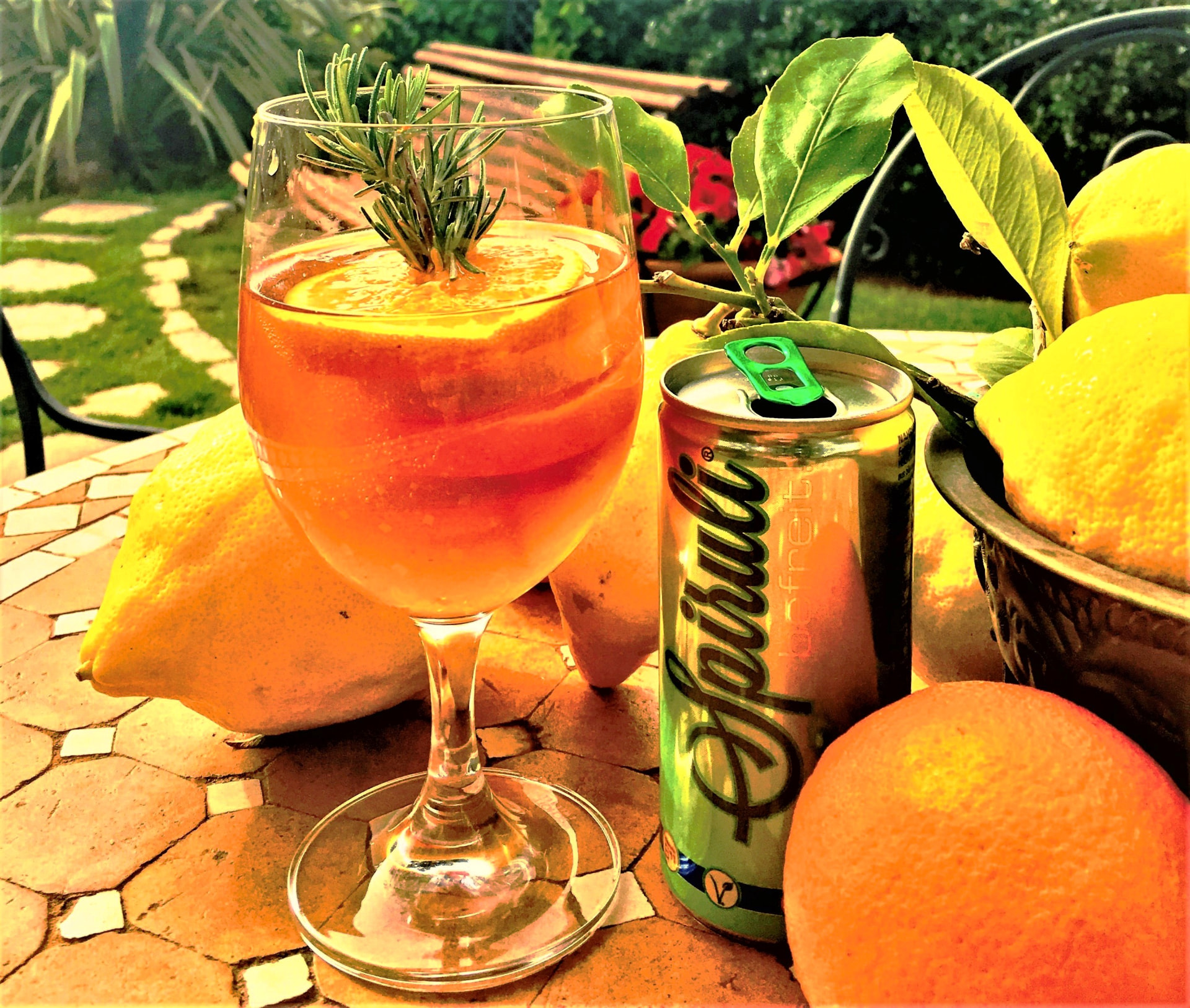 Spiruli Spritz Cocktail im Garten